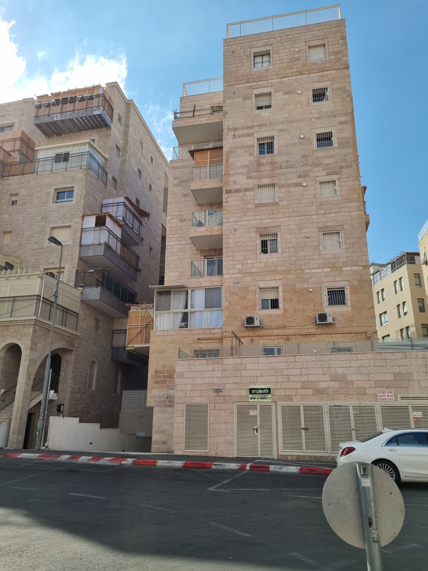 מעלית וחדר מדרגות — פרויקט רוממה